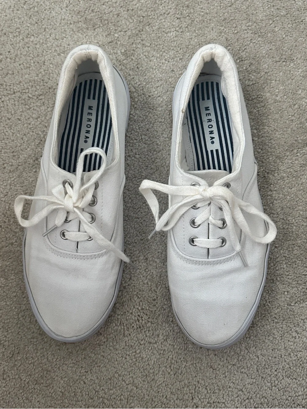 Merona white canvas low-top sneaker, size 7.5